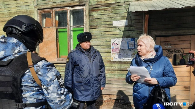 Утром 8 апреля к Елене пришел пристав | Источник: Виктор Лучкин / «ИрСити»