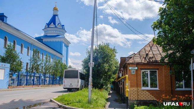 Участок прорезает улица Чапаева, которая отходит от собора | Источник: Булат Салихов / UFA1.RU