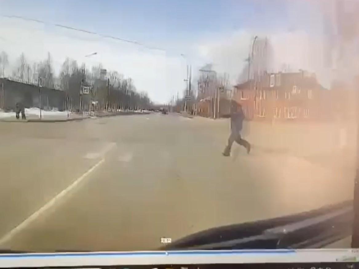 «Рико» показали, как пешеход выбежал перед автобусом — ДТП сняли на видео