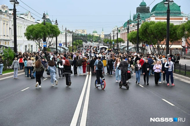 На Любинском по выходным начали перекрывать проезжую часть | Источник: Артемий Скиба / NGS55.RU