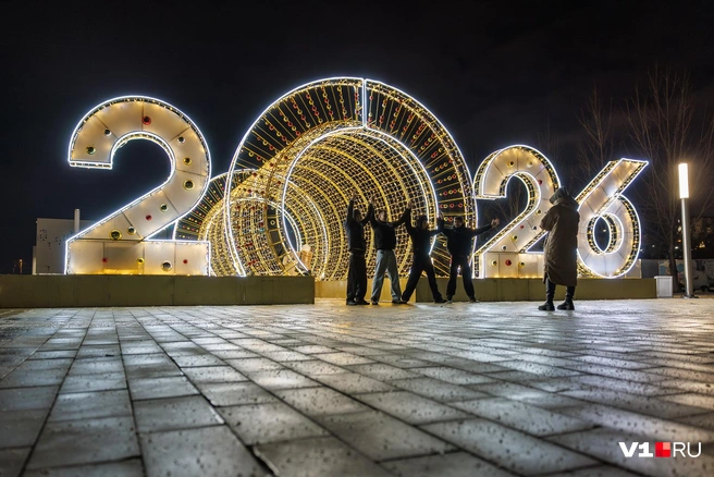Световые конструкции «2026» пользуются особой популярностью у любителей фото на улицах | Источник: Алексей Волхонский / V1.RU