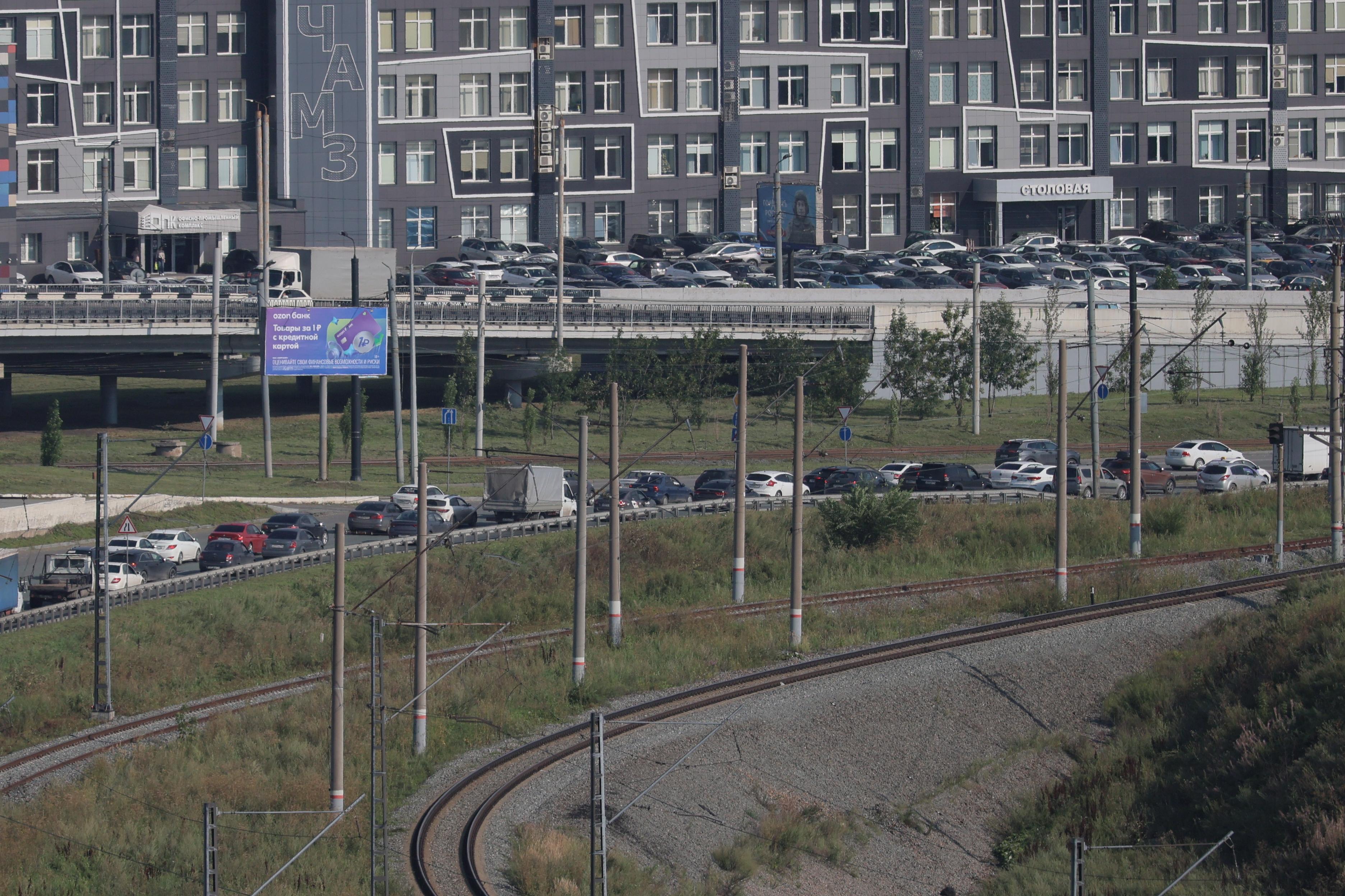 В час пик автомобилисты встали в пробку под мостами в Ленинском районе