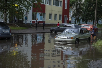 После ливней в Новокузнецке затопило улицы — видео