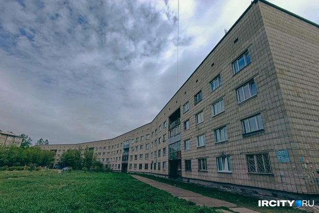 А этот дом, более похожий на крепостную стену, и вовсе не относится к 335-й серии | Источник: Даниил Конин / «ИрСити»