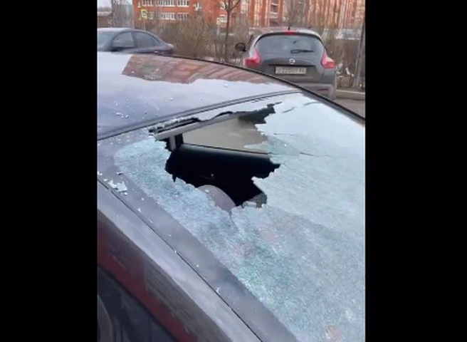 В Семчине неизвестный выбросил чашку в окно и пробил стекло припаркованного автомобиля | ya62.ru