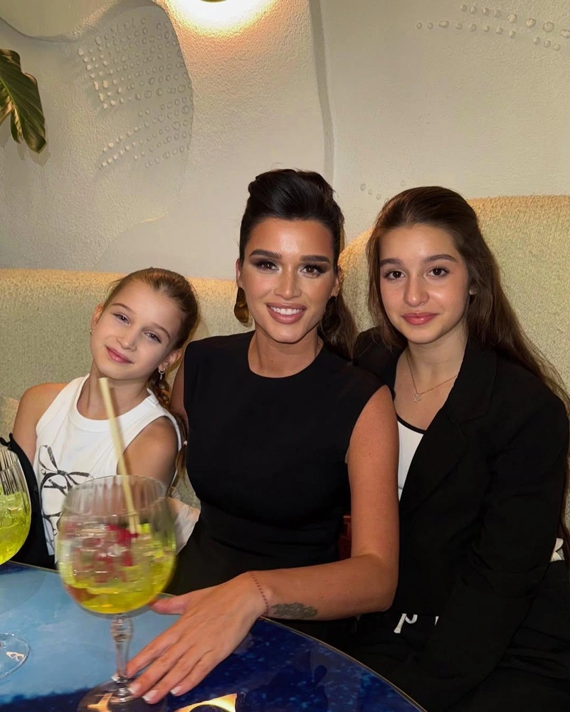 Ксения Бородина с дочерьми Марией и Теоной. | Источник: соцсети Ксении Бородиной