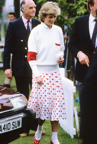 Вечная классика: как королевские особы носят плиссированные юбки
