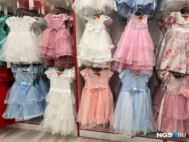 Нарядные платья для девочек выполнены в нежных цветах | Источник: Настасья Медведева / NGS.RU