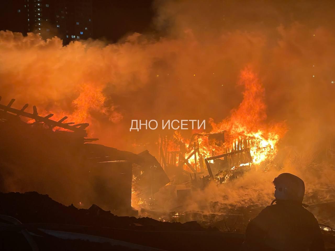 На Уктусе вспыхнул деревянный дом, чей хозяин боролся против стройки дороги  к высотке - 24 апреля 2024 - Е1.ру