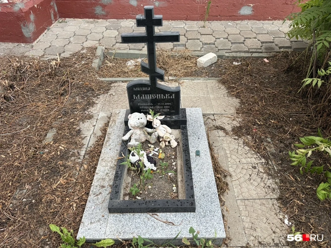 Здесь же покоится прах и новорожденной дочки иерея Виктора Михина | Источник: Николай Сальников / 56.RU