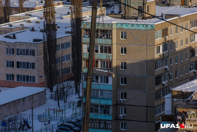 Конструкции потяжелее спускают краном | Источник: Булат Салихов / UFA1.RU