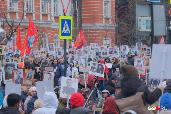 Посмотрите, сколько людей принесли портреты своих близких! | Источник: Тимофей Калмаков / 59.RU