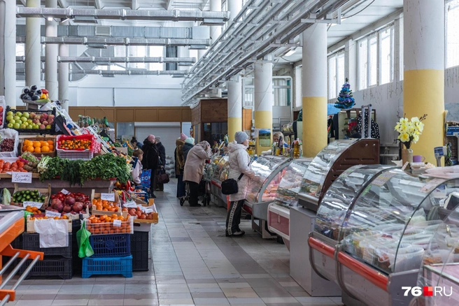Но стоит отметить, что в будний день рынок оживлен | Источник: Артем Бауман / 76.RU