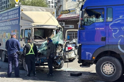 Видео массового ДТП во Владивостоке с грузовиком
