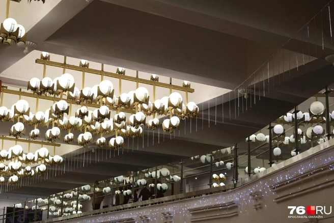Освещение осталось прежним, люстры в самом здании не изменились