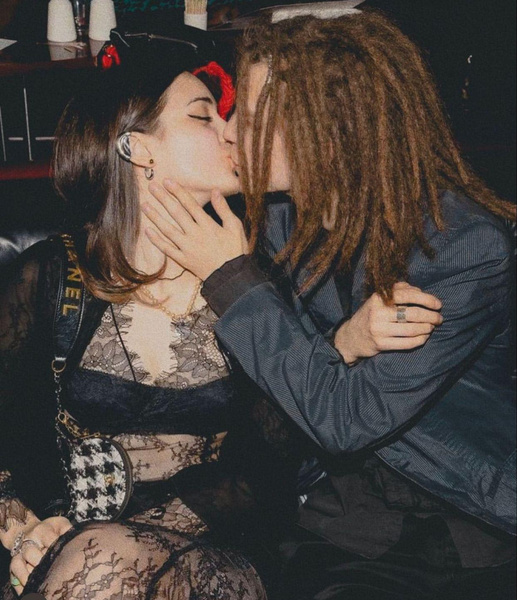Жаркий поцелуй 18-летнего сына Децла с девушкой Стефани — фото