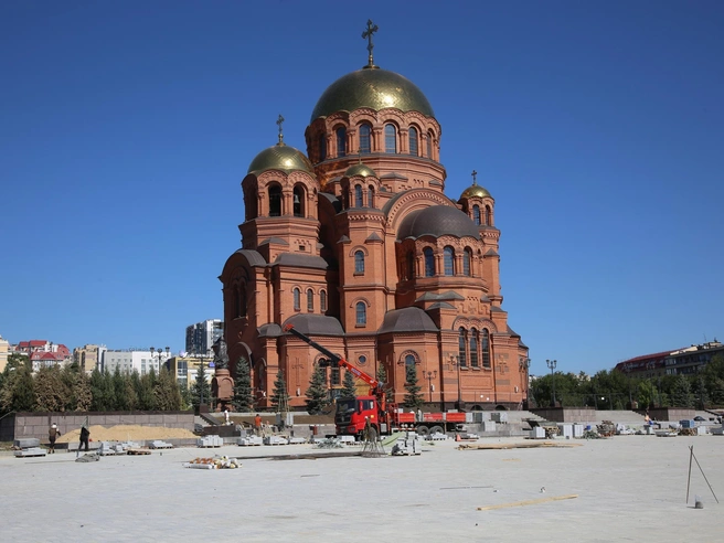 Благоустройство главной площади города еще продолжается | Источник: Константин Завриков / V1.RU