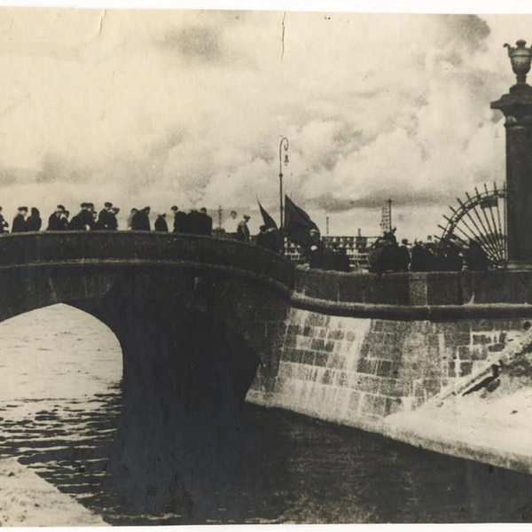 Василий Кононов. Демонстранты на Горбатом мостике у Невы, после 1917 | Источник: Росфото