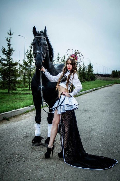 Красивые девушки наездницы верхом на конях, фото