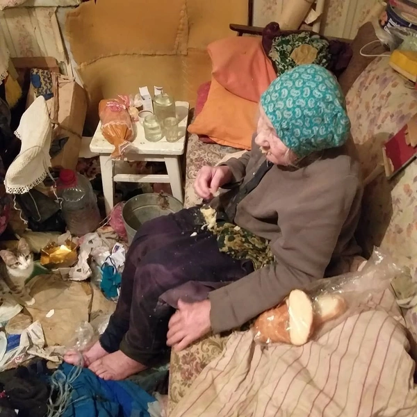 92-летняя старушка чуть не умерла от голода в заваленной мусором квартире