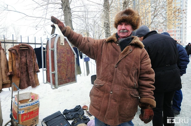 В этом ящике заядлый рыбак возил большие уловы. Но старость берёт своё, и зимнюю рыбалку пришлось забыть