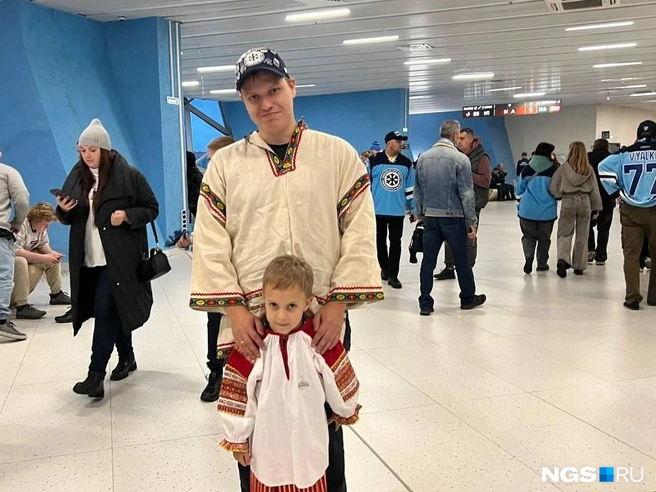 Кирилл нарядился на матч сам, а также нарядил сына | Источник: Настасья Медведева / NGS.RU