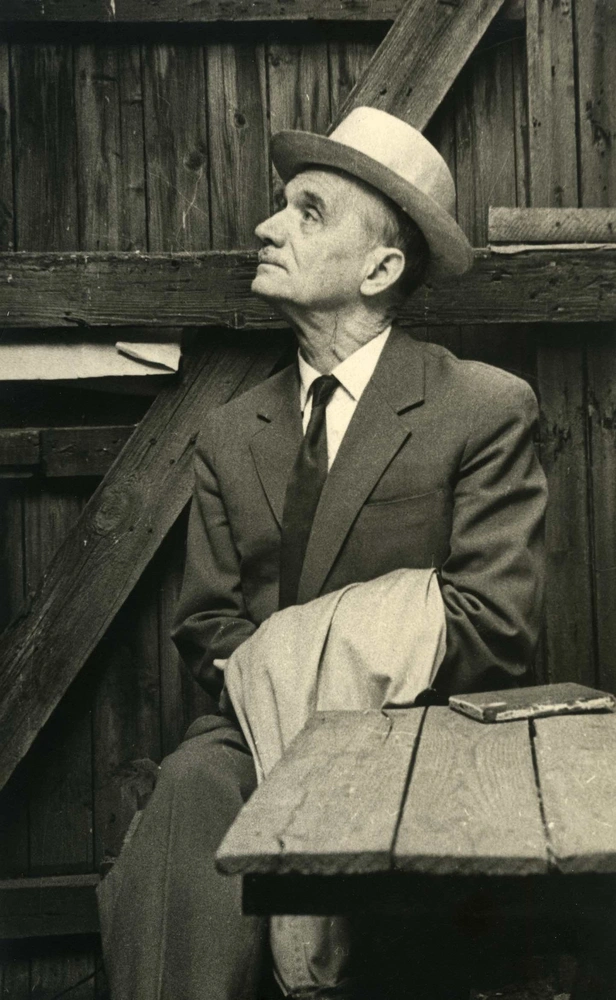 Константин Мельников в саду своего дома, 1960-е годы. | Источник: МУАР