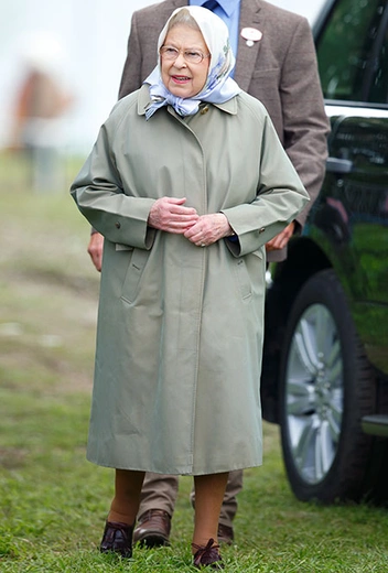 Елизавета II, например, предпочитает приглушенные цвета и простой фасон