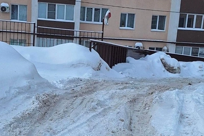 Жители Шлакового пожаловались губернатору на снежные заносы