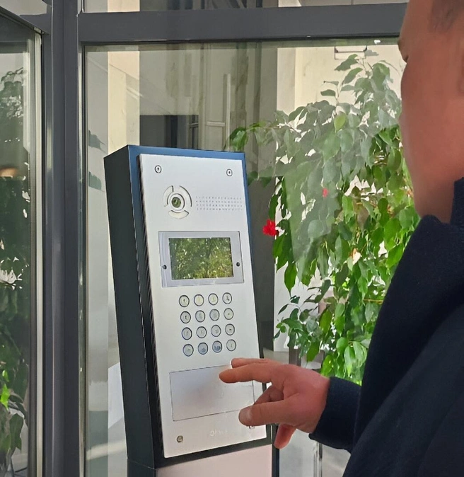 Вызывная панель расположена в теплом помещении, чтобы гостям было комфортно дожидаться ответа | Источник: ГК Корпорация МАЯК