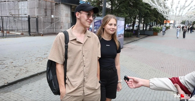 Святослав и Юлия поют. Правда, в ду́ше, но все же | Источник: Михаил Шилкин
