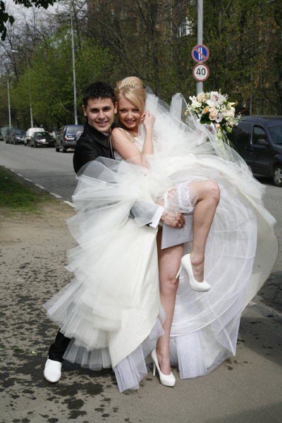 Сначала Даша и Сергей сыграли свадьбу, а спустя три года обвенчались. 5 мая 2010 года