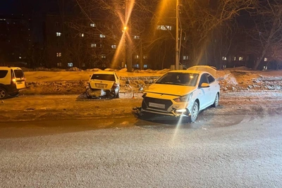 ДТП в Новосибирске: седан кувыркнулся в сугроб и ударил Hyundai