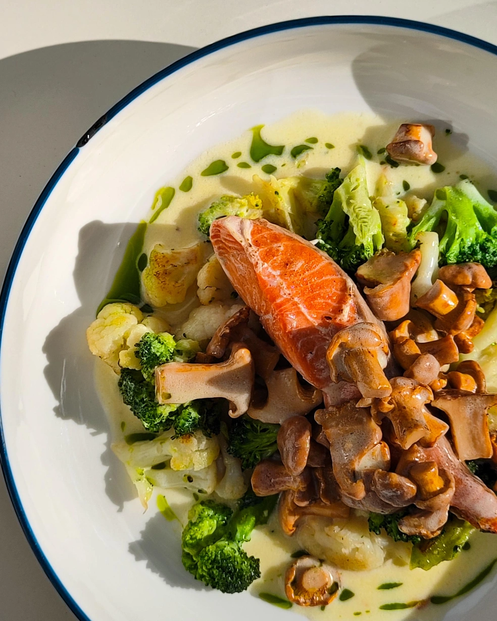 Блюдо назвали «Лосось В Лесу». Стейк готовят с лисичками в сливочном соусе «Бер Блан», с цветной капустой, брокколи и зелёным маслом | Источник: uralisichki.ru