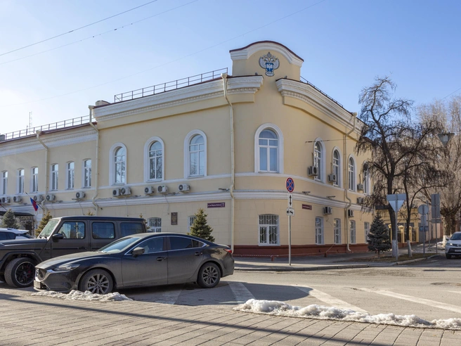 Рядом со скульптурой находится одно из старейших зданий центра Волгограда. | Источник: Константин Завриков / V1.RU