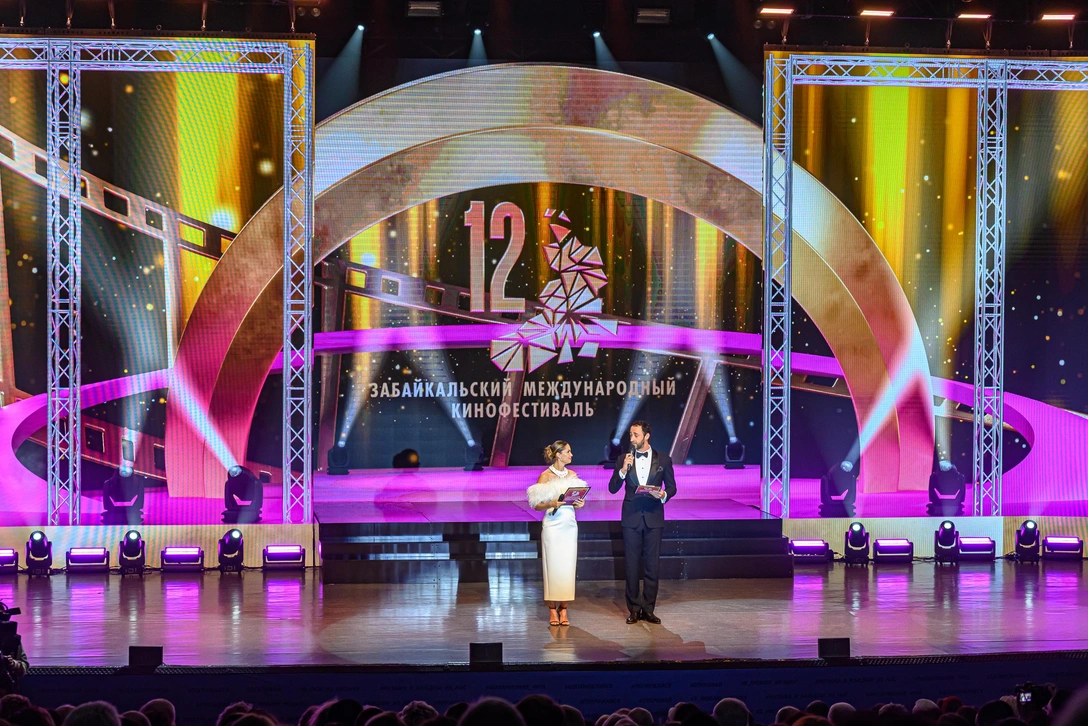 Ведущие церемонии Агата Муцениеце и Георгий Перадзе. | Источник: Олег Федоров