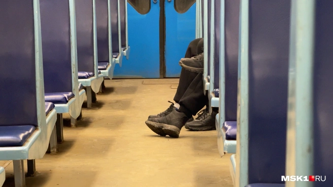 Поездка в первой утренней электричке для некоторых превратилась в продолжение «отдыха» | Источник: Дмитрий Толстошеев / MSK1.RU