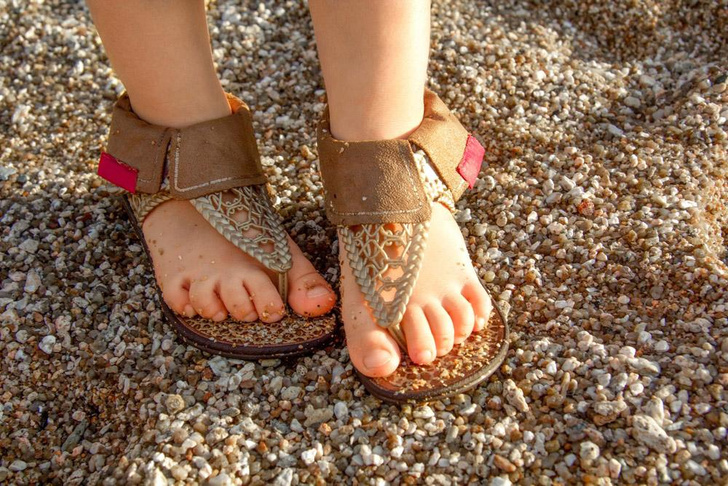 Это опасно: два типа обуви, которые категорически нельзя носить ребенку летом