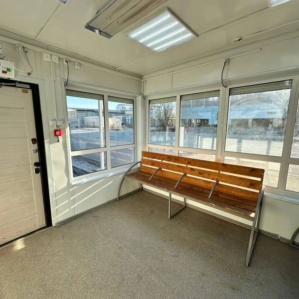 Внутри три скамейки, здесь вполне уютно | Источник: Илья Константинов / 14.RU