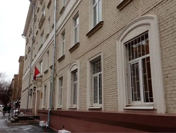 Студенты живут в четырехэтажном кирпичном здании | Источник: «Яндекс Карты»