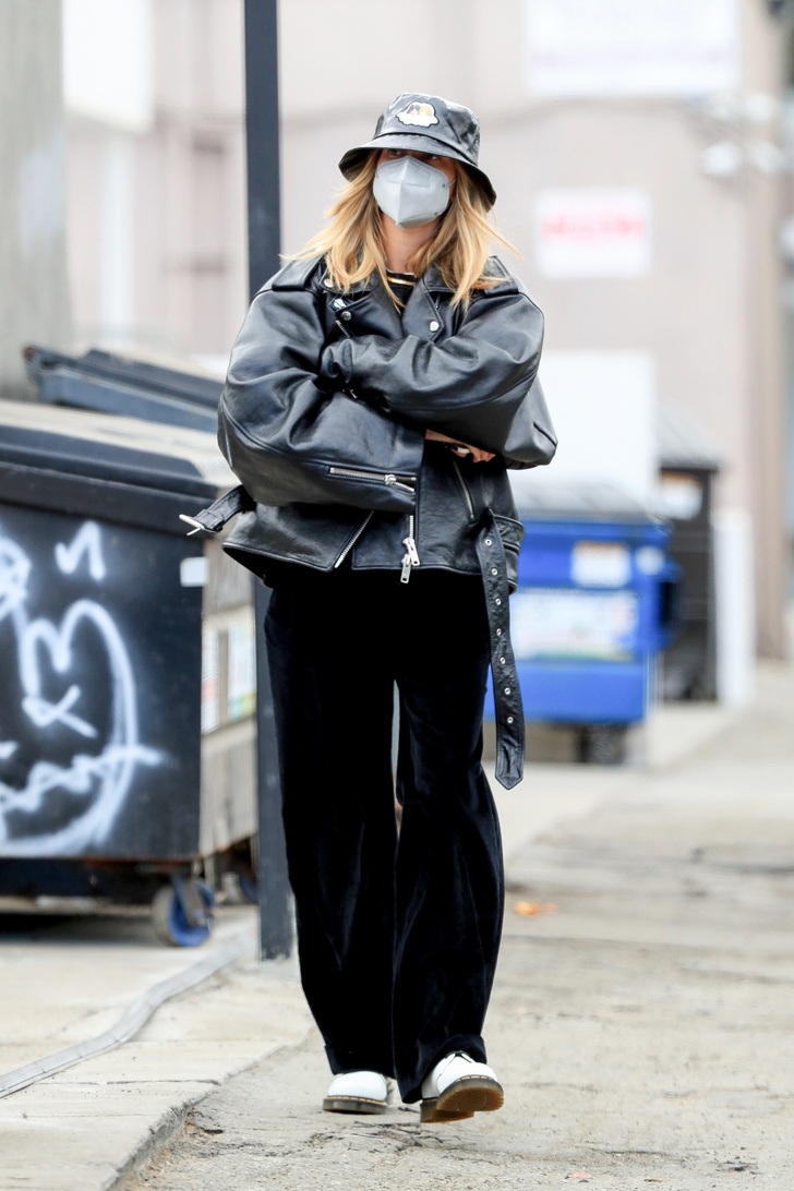 Фото №7 - Что носить прямо сейчас, когда на улице дождь и слякоть? 15 модных стритстайл-образов Хейли Бибер для вдохновения