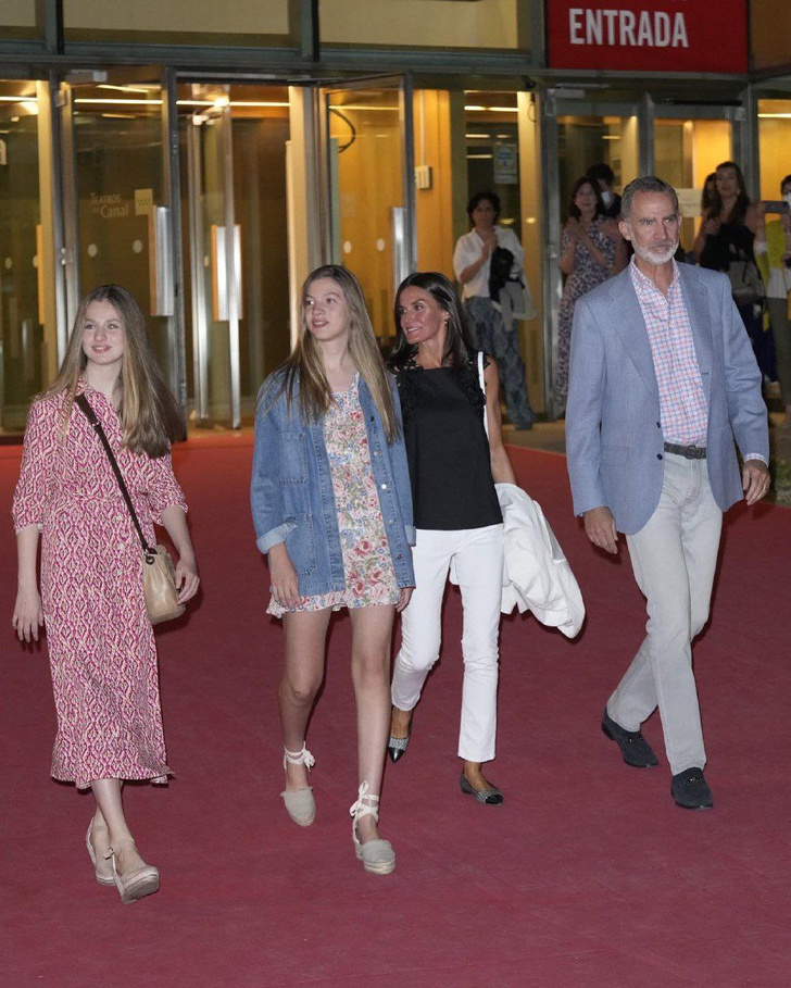 Эффектный выход: королева Летиция в белых брюках и черном топе вместе с дочерьми и мужем в Мадриде