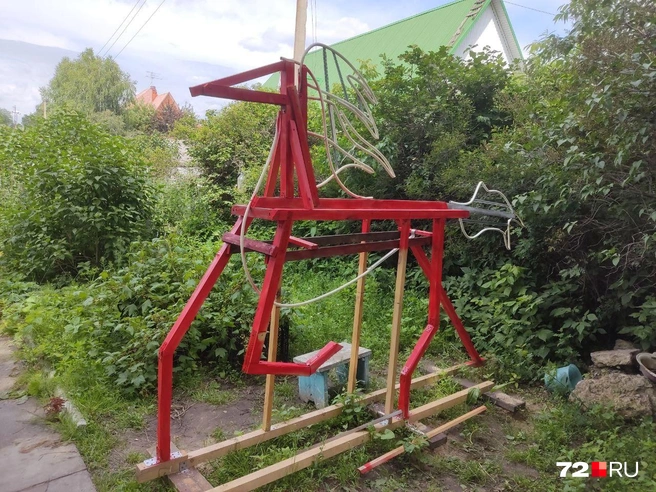 Подготвку к созданию фигур мужчина начинает еще летом | Источник: Александр Корнеев 