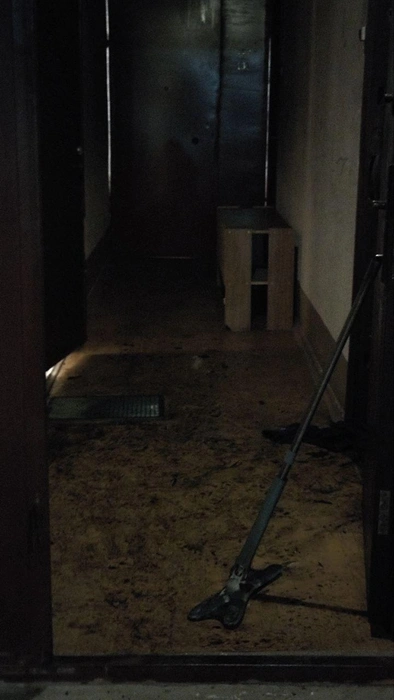 Так после пожара выглядит тамбур, где находится сгоревшая квартира | Источник: читатель Voronezh1.ru