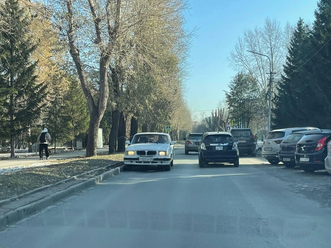 Видно, что на улице далее расположен знак односторонней дороги | Источник: читатель Александр