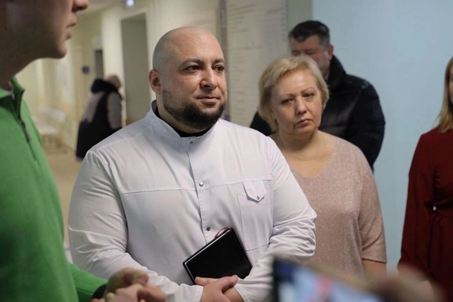 На фото Царева с и.&nbsp;о. главврача больницы Русланом Гуламовым. Его задержали в ноябре 2024 года | Источник: Новодвинская центральная городская больница / Vk.com