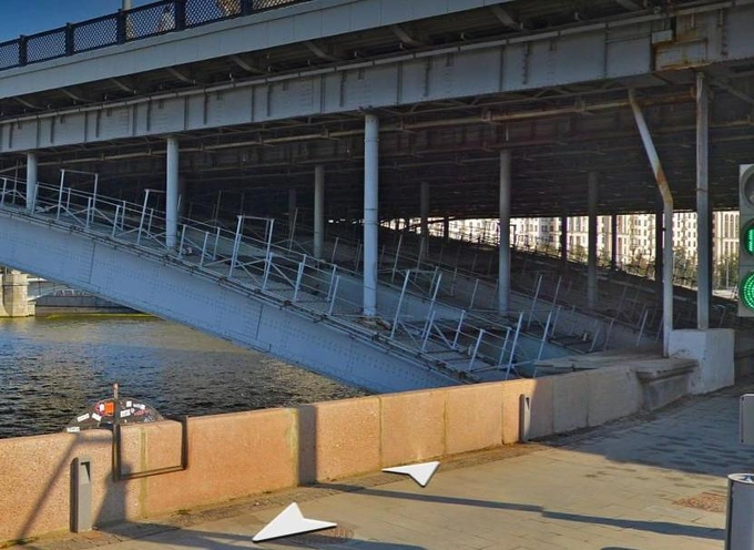 Кадр из фильма и вид на Большой Устьинский мост с Раушской набережной | Источник: yandex.ru/maps