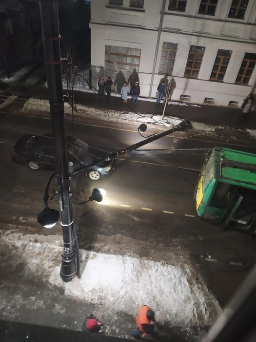 Фонарь полностью перегородил проезжую часть | Источник: Елена Трусова \ vk.com
