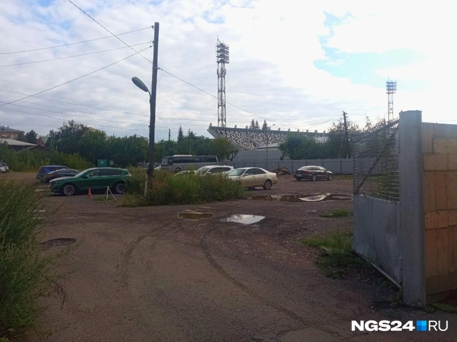 Пока тут по-прежнему работает парковка | Источник: Александр Ибрагимов / NGS24.RU