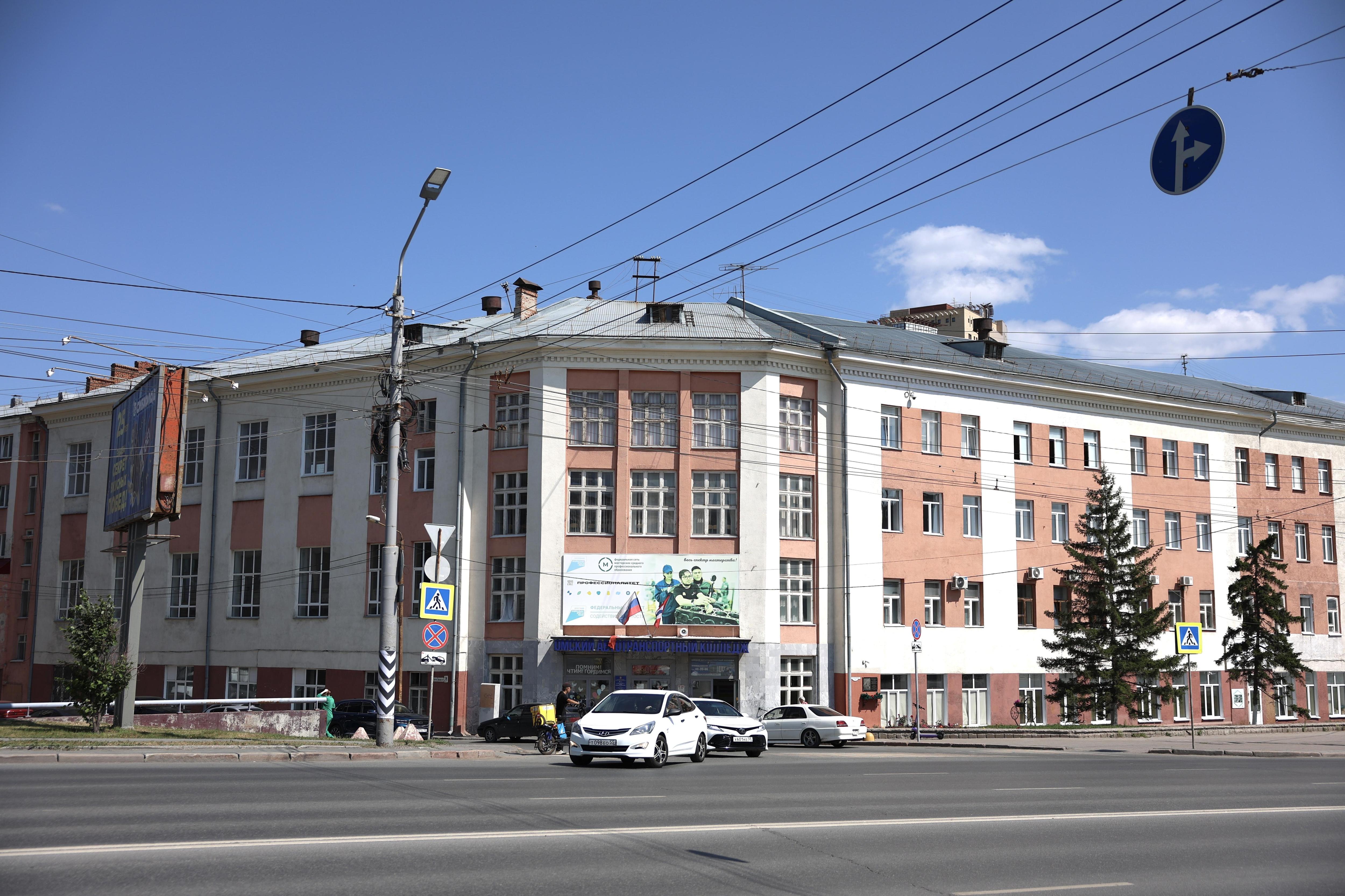 Первое фото сделано в 1950-е годы. Уже достроен третий этаж, но еще живы балкончики | Источник: Евгений Софийчук / NGS55.RU